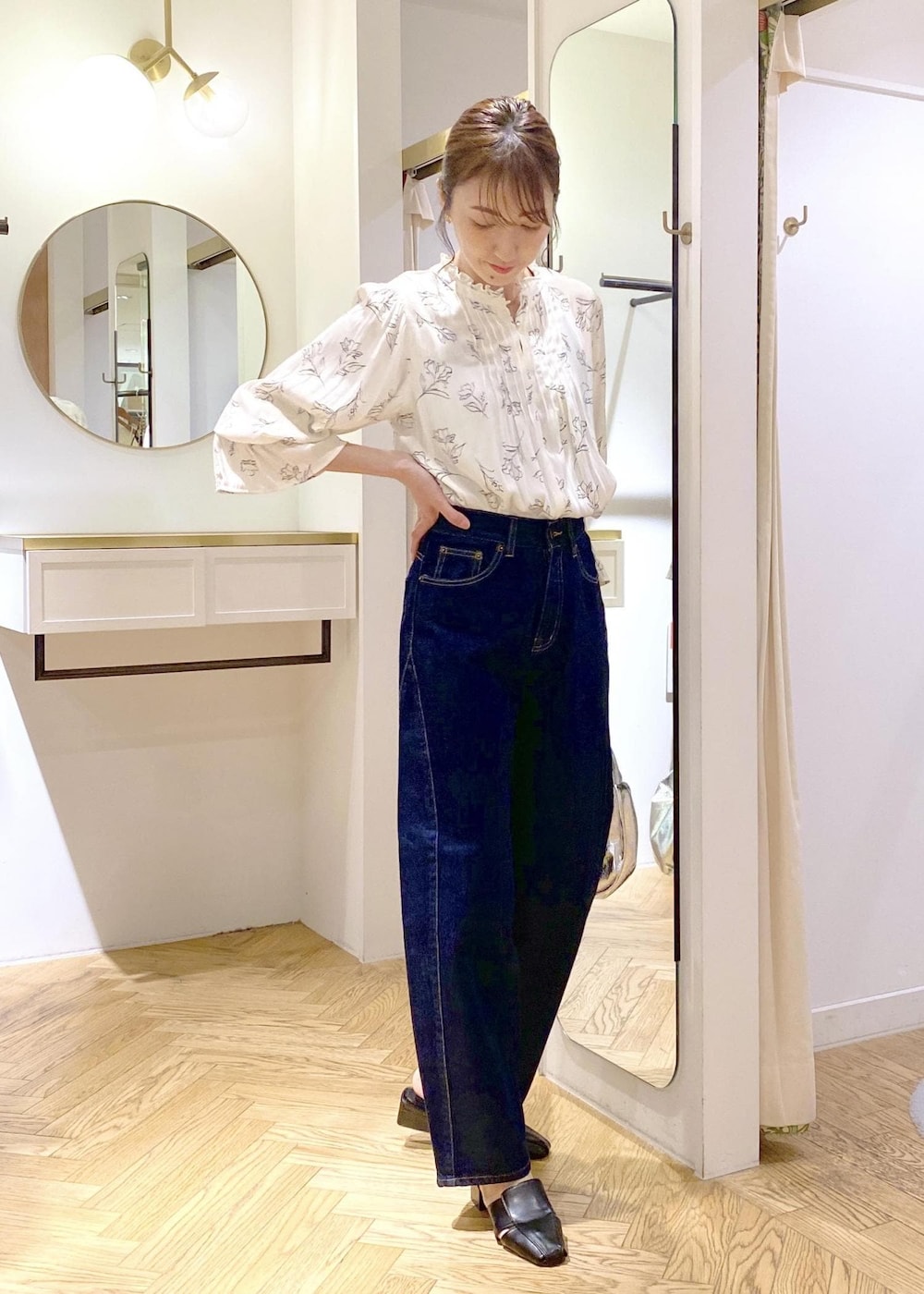 ホワイト系のシャツ/ブラウス、シルバー系のハンドバッグ、ブラック系のサンダルを着用したレディースの春コーディネートの3枚目の写真