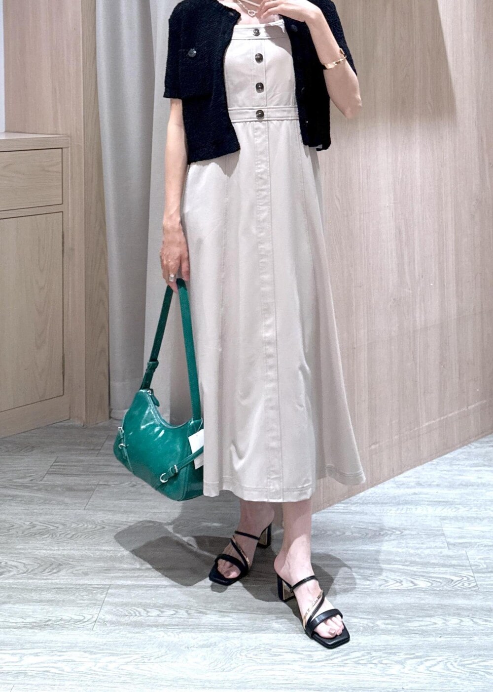 ホワイト系のキャミソール、ブラック系のサンダル、ブラック系のカーディガン/ボレロを着用したレディースの夏コーディネートの4枚目の写真