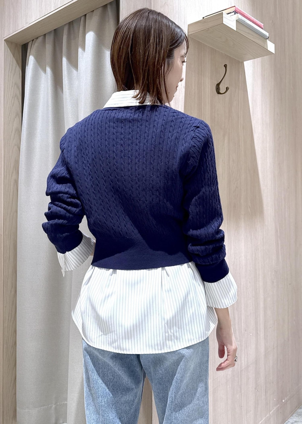 ブラック系のパンプス、ベージュ系のシャツ/ブラウス、ブルー系のカーディガン/ボレロを着用したレディースの春コーディネートの6枚目の写真