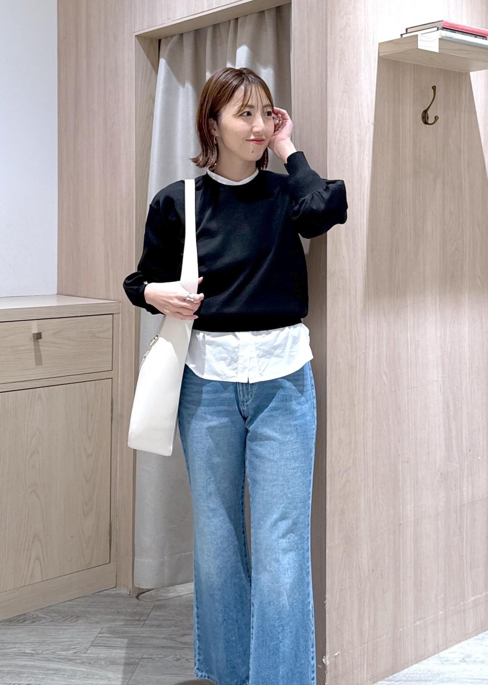 ブラック系のローファー、ホワイト系のシャツ/ブラウス、ブラック系のニット/セーターを着用したレディースの春コーディネートの5枚目の写真