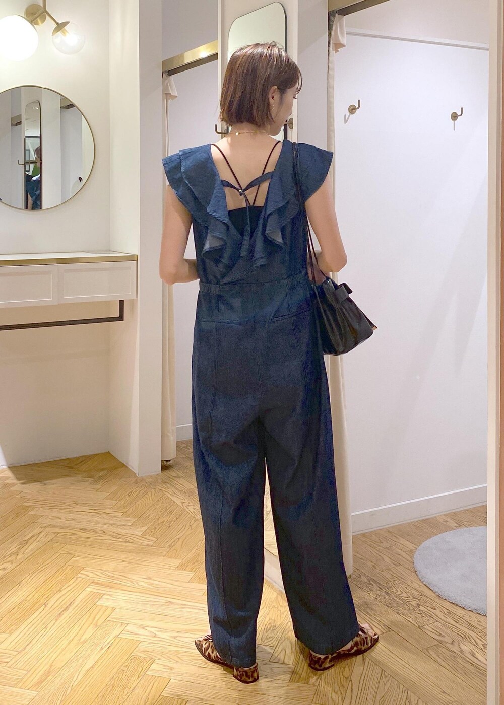 「楽ちん、サロペット、夏コーデ、デートコーデ、お出かけコーデ、旅行コーデ、フェスコーデ、推し活コーデ、女子会コーデ、大人カジュアル、体型カバー、カジュアルコーデ、シンプルコーデ、ベーシック、VIS」｜「VISのデザインチェーンチョーカーネックレス（ネックレス、ゴールド系）」を使った、eric08さん（レディース・166cm）の夏コーディネートの3枚目の写真