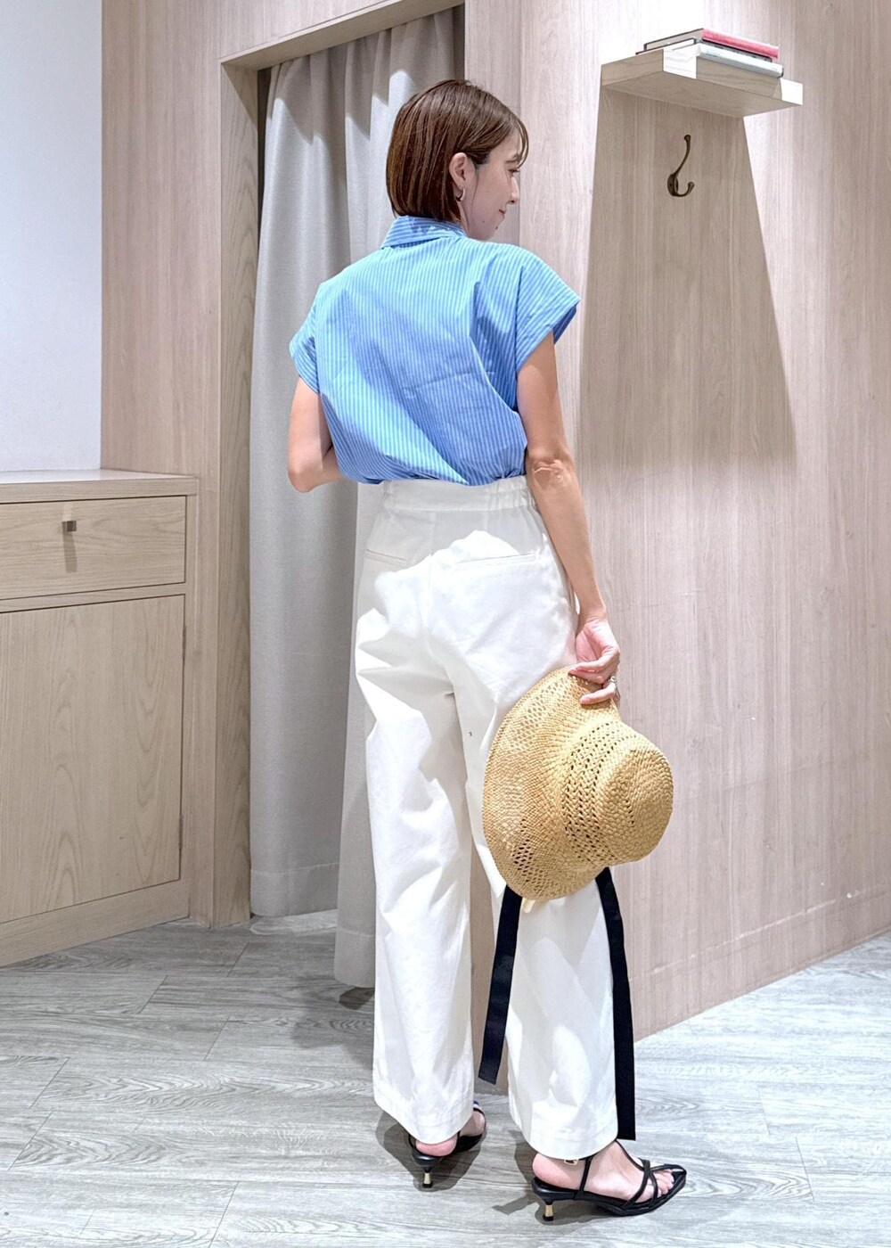 ブラック系のサンダル、ホワイト系のカーディガン/ボレロ、ブルー系のシャツ/ブラウスを着用したレディースの夏コーディネートの9枚目の写真
