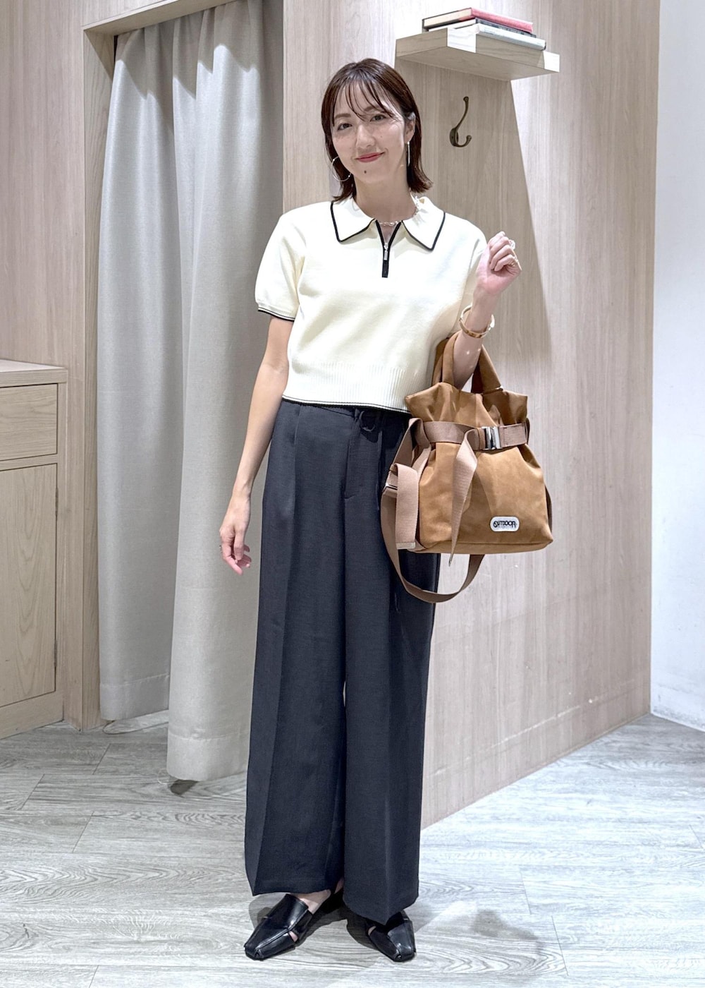 グレー系のその他パンツ、ブラウン系のトートバッグ、ホワイト系のニット/セーターを着用したレディースの夏コーディネートの10枚目の写真