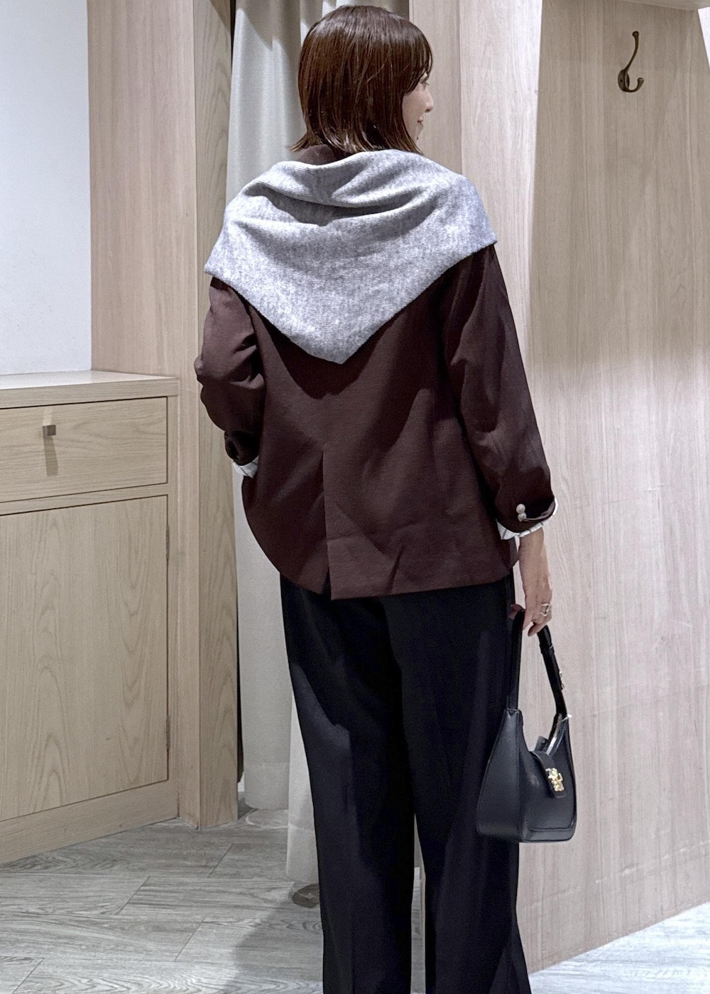 ブラック系のショルダーバッグ、ホワイト系のTシャツ/カットソー、ブラック系のその他パンツを着用したレディースの秋コーディネートの5枚目の写真