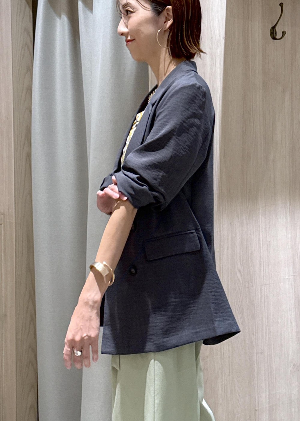 ブラック系のショルダーバッグ、ブラック系のキャミソール、ブラック系のパンプスを着用したレディースの夏コーディネートの9枚目の写真