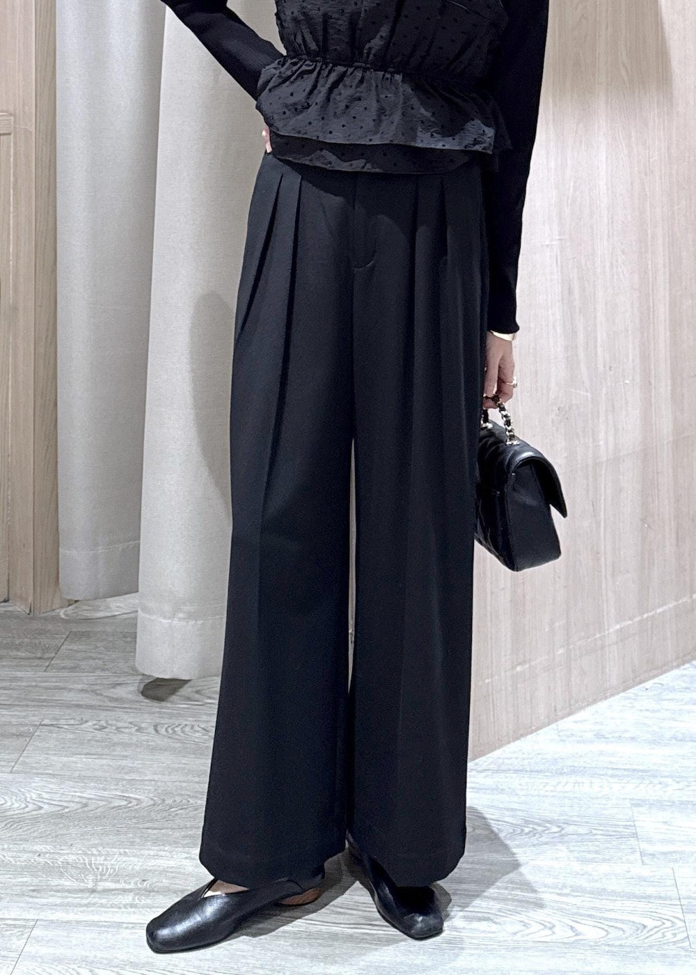 ブラック系のその他パンツ、ブラック系のニット/セーター、ブラック系のショルダーバッグを着用したレディースの冬コーディネートの4枚目の写真