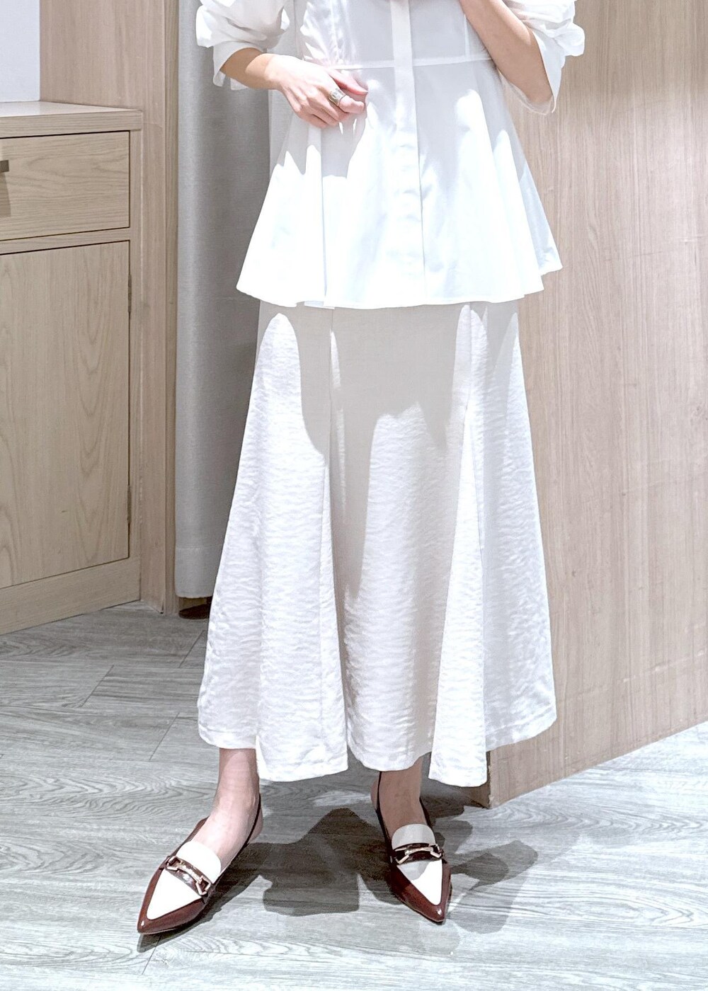 ホワイト系のシャツ/ブラウス、ホワイト系のショルダーバッグ、ブラウン系のパンプスを着用したレディースの春コーディネートの7枚目の写真