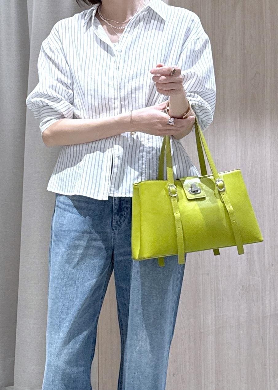 ブルー系のデニムパンツ、グリーン系のトートバッグ、ホワイト系のシャツ/ブラウスを着用したレディースの春コーディネートの9枚目の写真