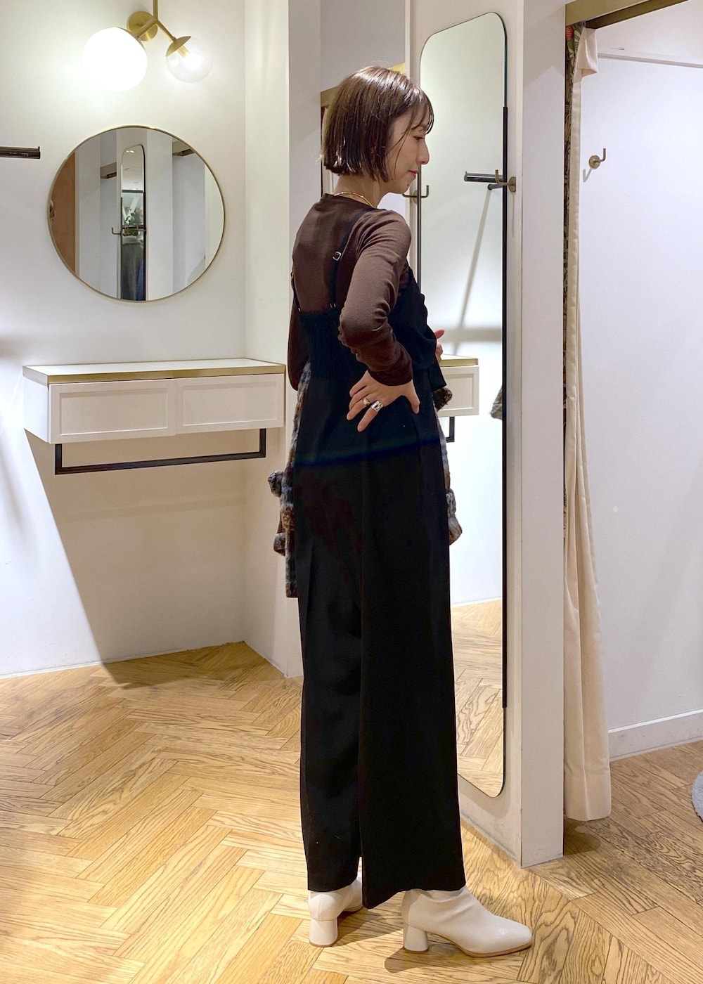 「大人シンプル、きれいめシンプル、きれいめカジュアル、楽ちんコーデ、サロペットコーデ、アウター、羽織り、pコート、チェック柄、ショートブーツ、お出かけ、高身長コーディネート、アラフォー、初冬コーデ、冬コーデ」｜「VISのチェーン付きワンハンドルバッグ（ハンドバッグ、ブラック系）」を使った、eric08さん（レディース・166cm）の冬コーディネートの3枚目の写真