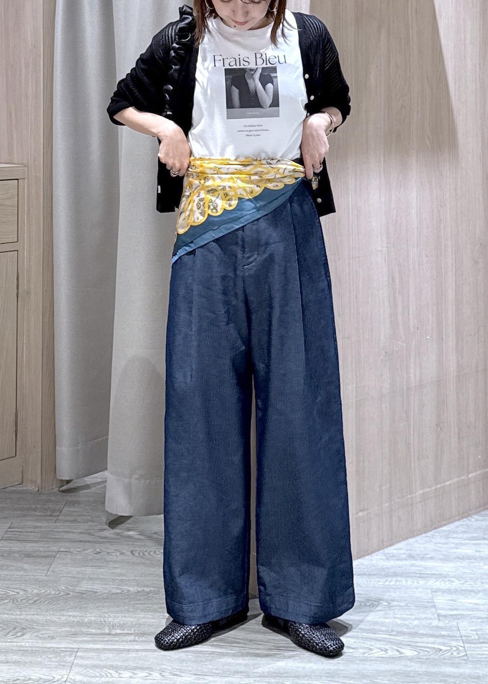 ブラック系のショルダーバッグ、ホワイト系のTシャツ/カットソー、ブラック系のパンプスを着用したレディースの夏コーディネートの6枚目の写真
