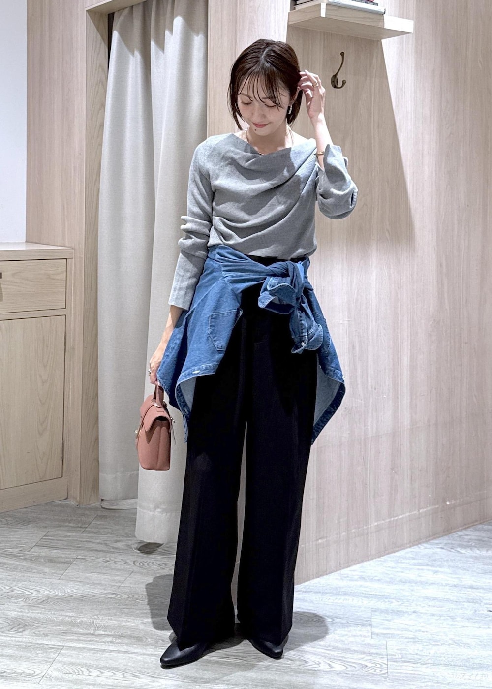 ブラック系のその他パンツ、ブラック系のパンプス、ブルー系のシャツ/ブラウスを着用したレディースの秋コーディネートの2枚目の写真