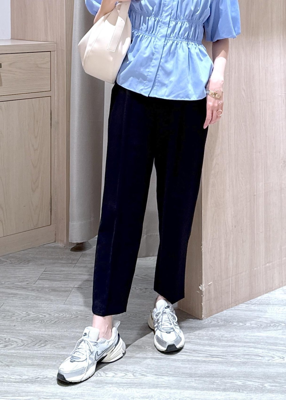 ブルー系のシャツ/ブラウス、ブラック系のその他パンツ、ホワイト系のショルダーバッグを着用したレディースの春コーディネートの5枚目の写真