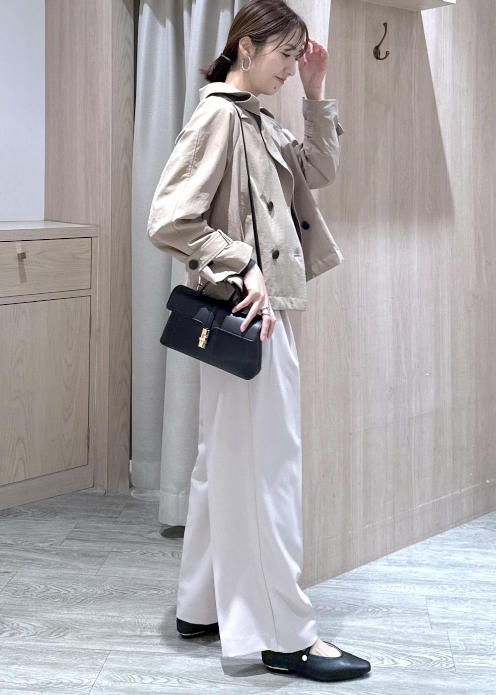 ベージュ系のその他パンツ、ブラック系のショルダーバッグ、ブラック系のパンプスを着用したレディースの冬コーディネートの3枚目の写真