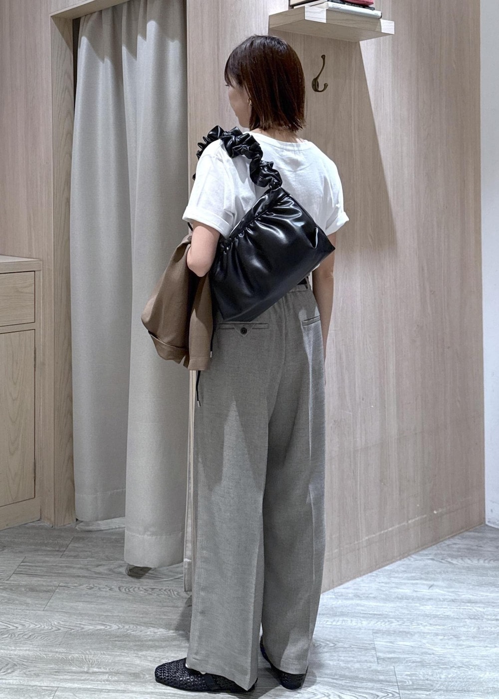 グレー系のその他パンツ、グリーン系のテーラードジャケット、ブラック系のパンプスを着用したレディースの夏コーディネートの3枚目の写真