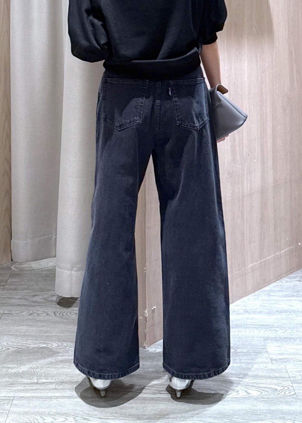 シルバー系のパンプス、ブラック系のキャミソール、グレー系のショルダーバッグを着用したレディースの秋コーディネートの6枚目の写真