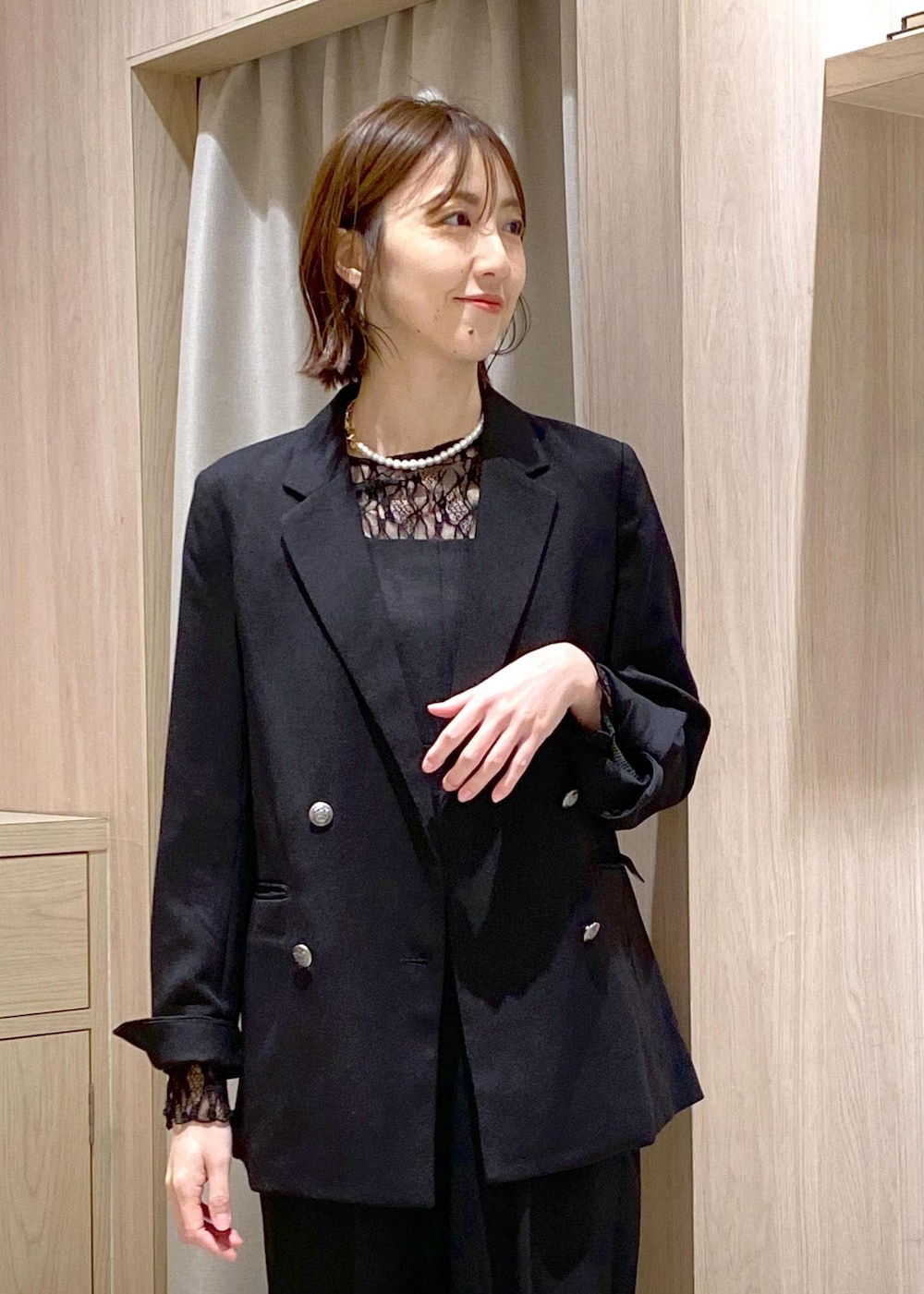 ブラック系のテーラードジャケット、シルバー系のパンプス、ブラック系のTシャツ/カットソーを着用したレディースの冬コーディネートの8枚目の写真