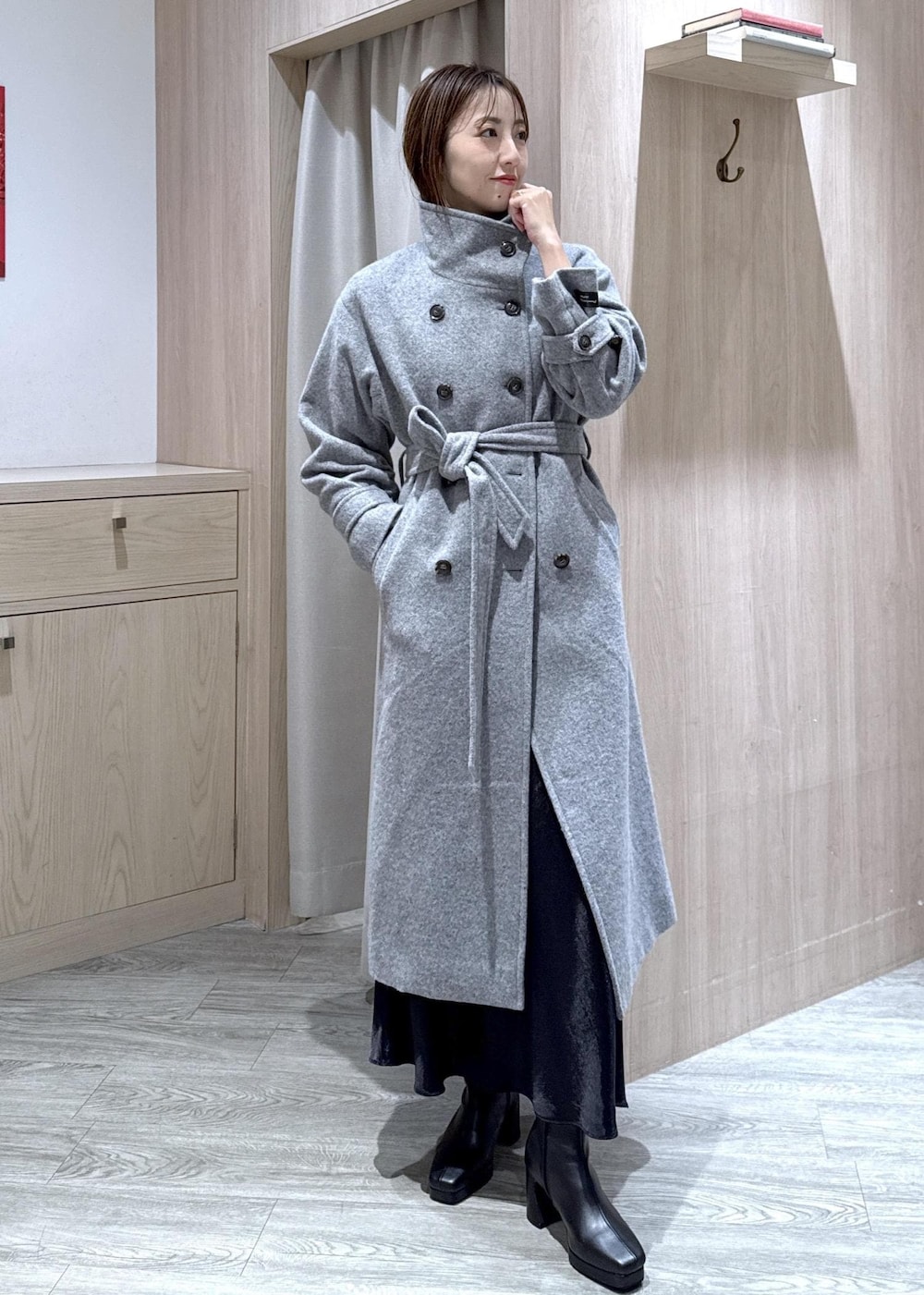 グレー系のカーディガン/ボレロ、グレー系のその他アウター、ブラック系のブーツを着用したレディースの秋コーディネートの5枚目の写真