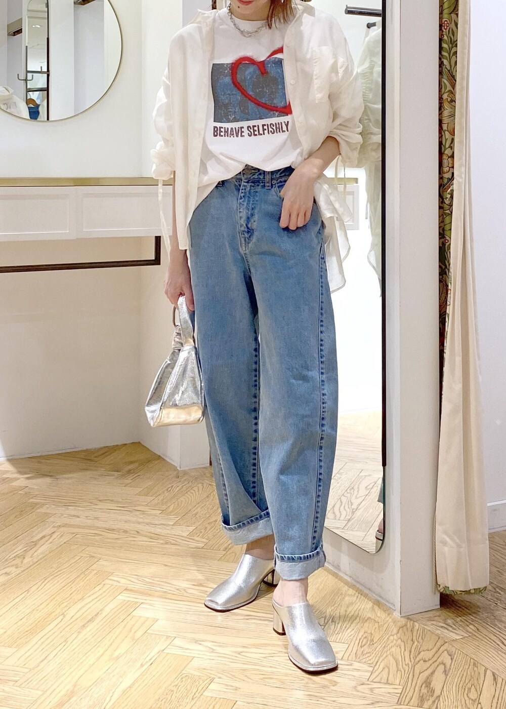 シルバー系のその他シューズ、ホワイト系のシャツ/ブラウス、ホワイト系のTシャツ/カットソーを着用したレディースの春コーディネートの4枚目の写真
