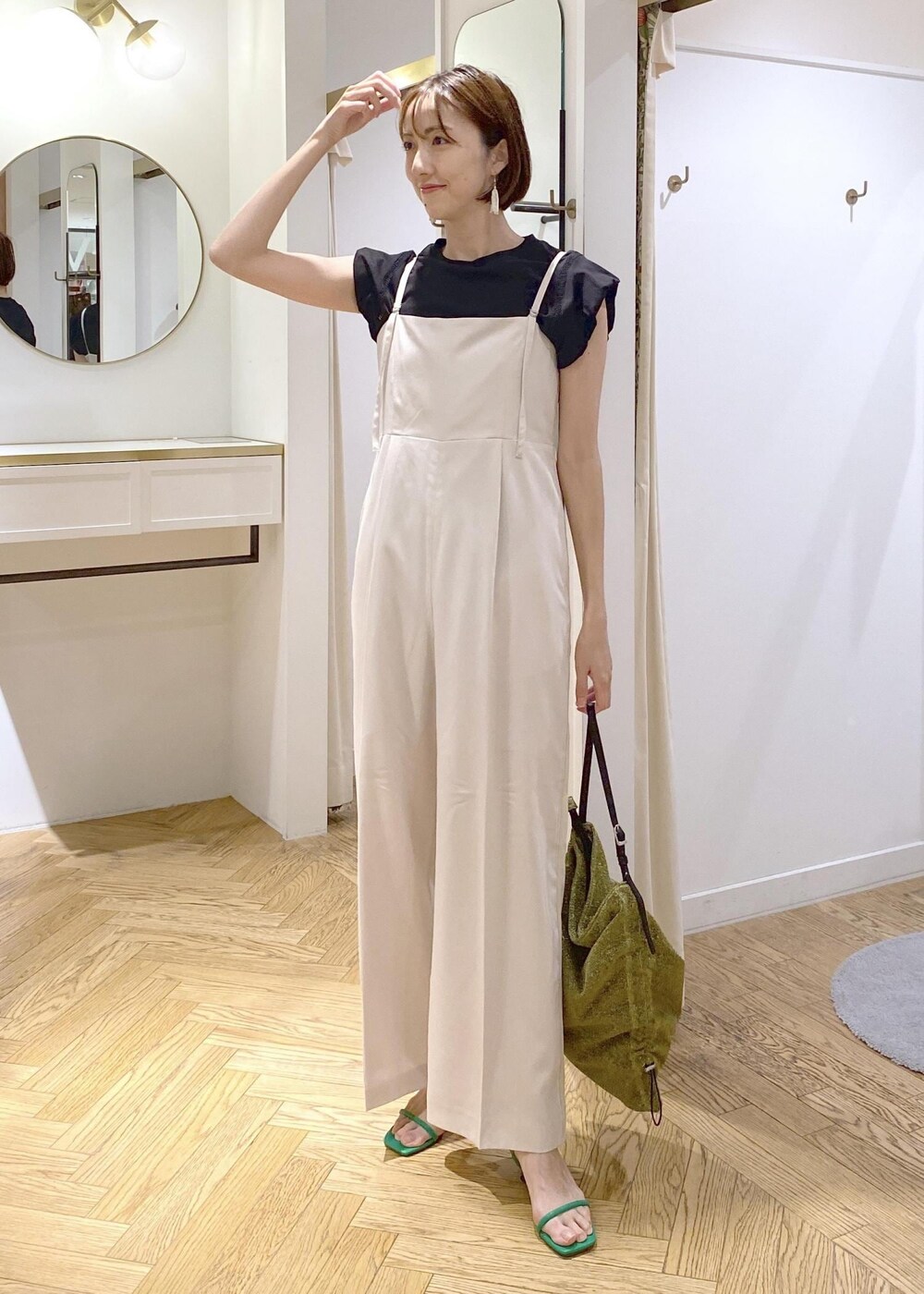 ブラック系のキャミソール、グリーン系のサンダル、ブラック系のTシャツ/カットソーを着用したレディースの夏コーディネートの7枚目の写真