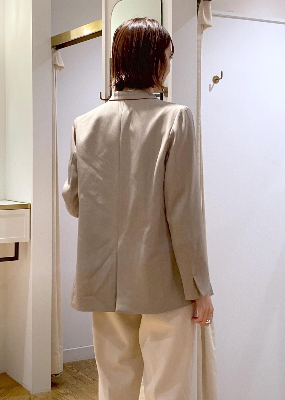 ブラック系のパンプス、ホワイト系のシャツ/ブラウス、ベージュ系のその他パンツを着用したレディースの冬コーディネートの8枚目の写真