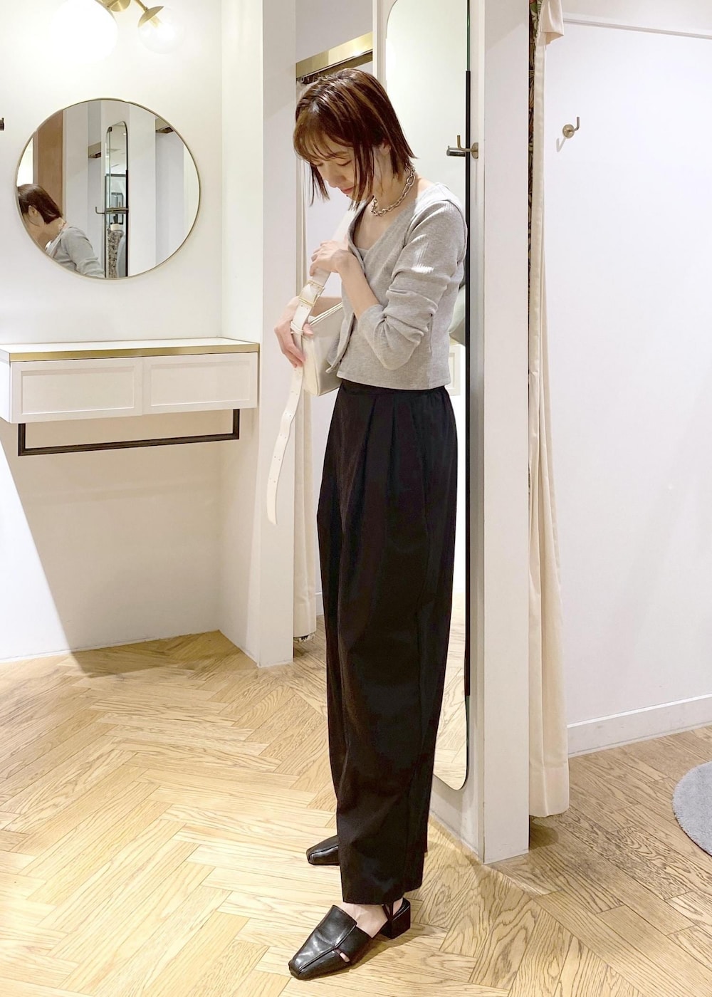 ホワイト系のショルダーバッグ、ブラック系のサンダル、ブラック系のその他パンツを着用したレディースの春コーディネートの2枚目の写真