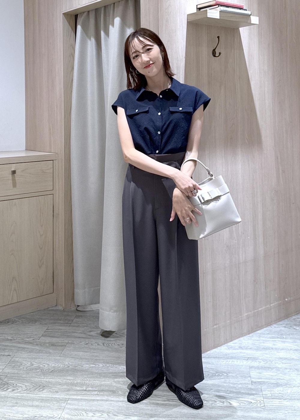 グレー系のその他パンツ、ブラック系のパンプス、ベージュ系のショルダーバッグを着用したレディースの夏コーディネートの10枚目の写真