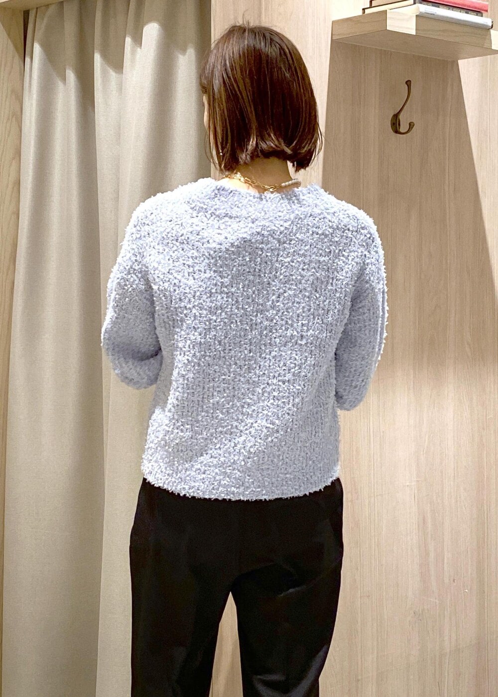 ブラック系のパンプス、ブルー系のカーディガン/ボレロ、ブラック系のTシャツ/カットソーを着用したレディースの冬コーディネートの8枚目の写真