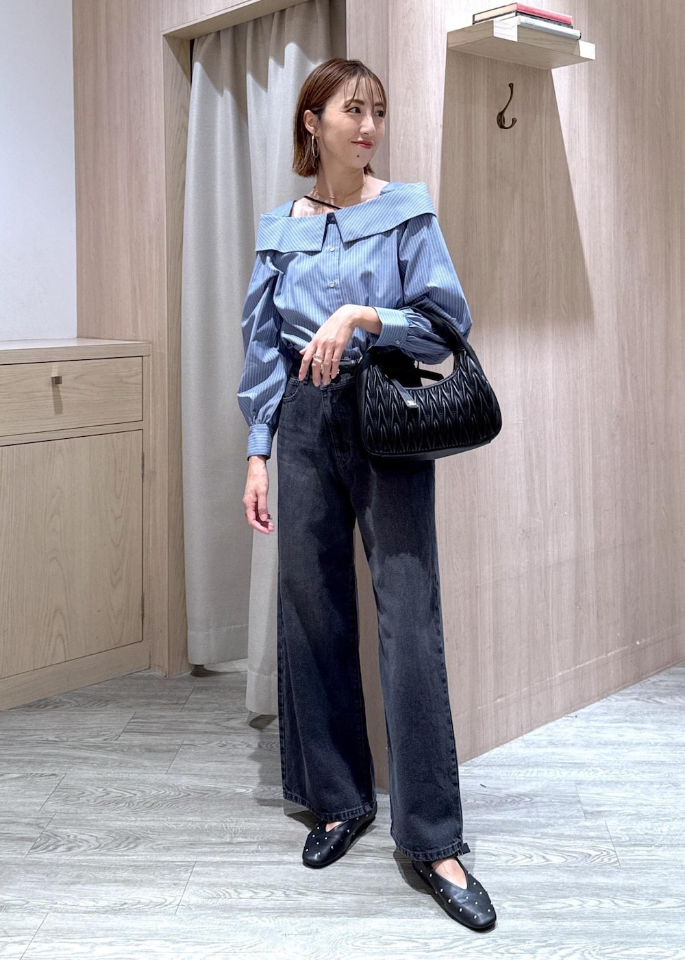 ブラック系のキャミソール、ブルー系のシャツ/ブラウス、グレー系のデニムパンツを着用したレディースの秋コーディネートの2枚目の写真