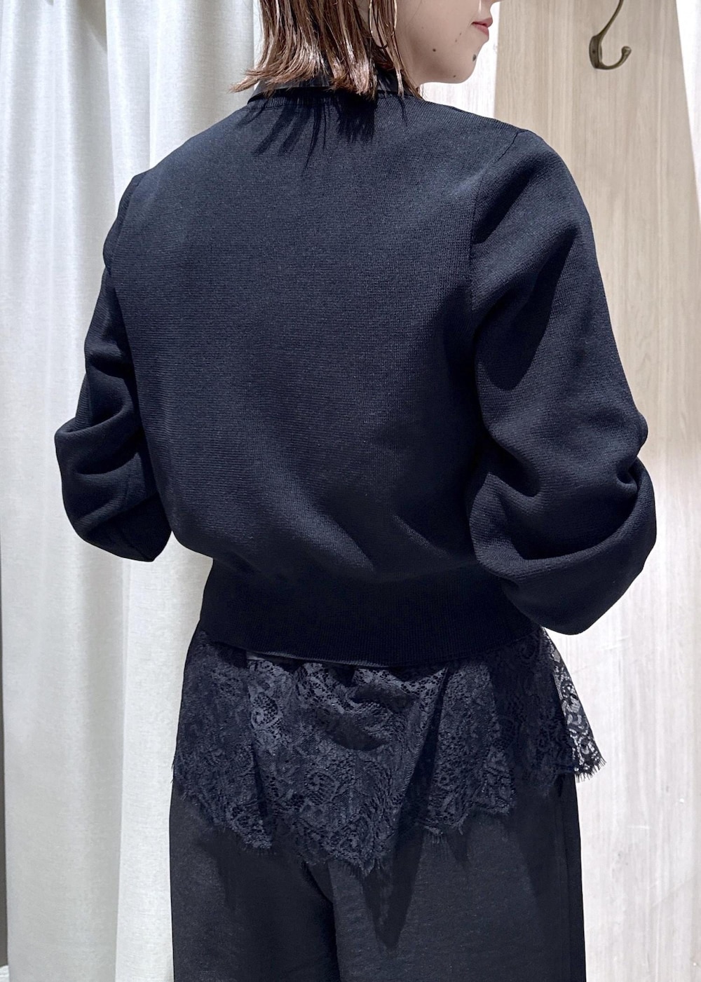 ブラック系のショルダーバッグ、ブラック系のパンプス、ブラック系のシャツ/ブラウスを着用したレディースの春コーディネートの7枚目の写真