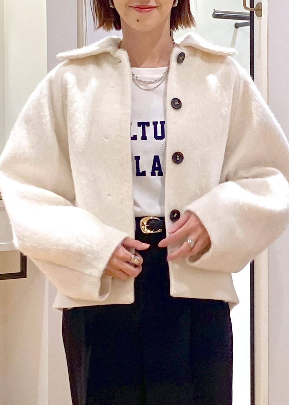 ブラック系のバレエシューズ、ホワイト系のその他アウター、ホワイト系のTシャツ/カットソーを着用したレディースの秋コーディネートの7枚目の写真