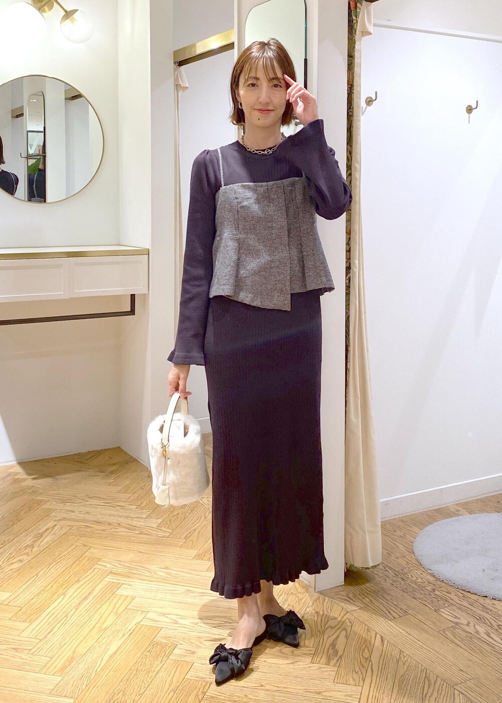 ブラック系のサンダル、ブラック系のワンピース、ホワイト系のショルダーバッグを着用したレディースの秋コーディネートの8枚目の写真