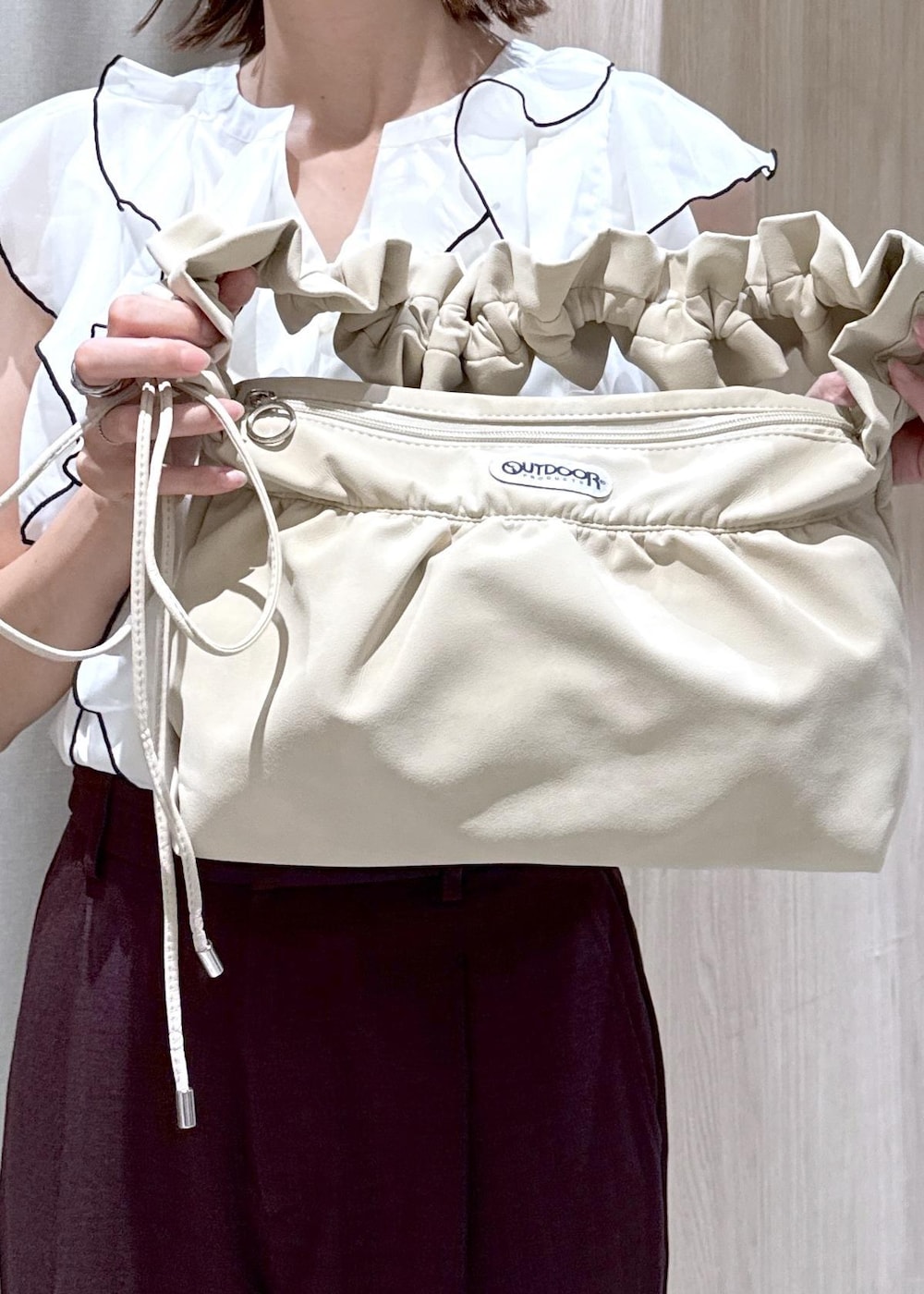 ブラック系のパンプス、ホワイト系のシャツ/ブラウス、ベージュ系のショルダーバッグを着用したレディースの夏コーディネートの8枚目の写真
