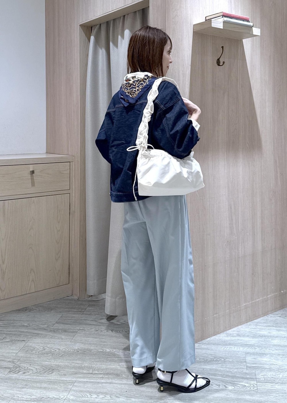 グリーン系のその他パンツ、ホワイト系のシャツ/ブラウス、ブルー系のデニムジャケットを着用したレディースの冬コーディネートの3枚目の写真