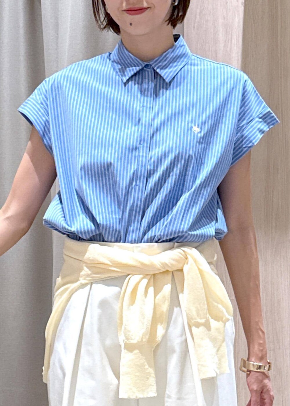 ブラック系のサンダル、ホワイト系のカーディガン/ボレロ、ブルー系のシャツ/ブラウスを着用したレディースの夏コーディネートの5枚目の写真