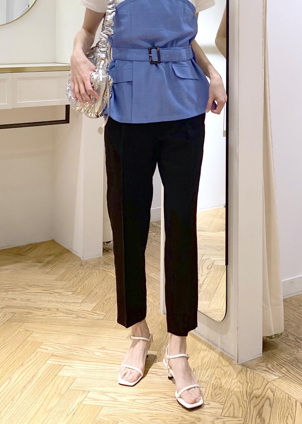 ホワイト系のサンダル、ホワイト系のキャミソール、ブルー系のTシャツ/カットソーを着用したレディースの春コーディネートの4枚目の写真