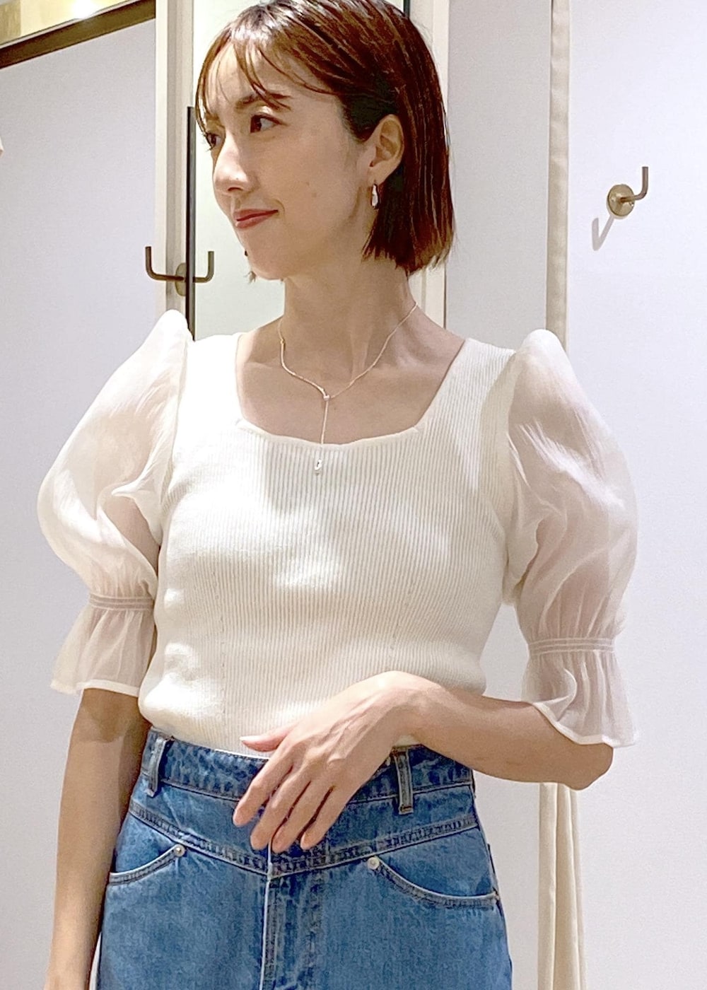 ブラック系のキャミソール、ホワイト系のTシャツ/カットソー、ブラック系のサンダルを着用したレディースの夏コーディネートの6枚目の写真