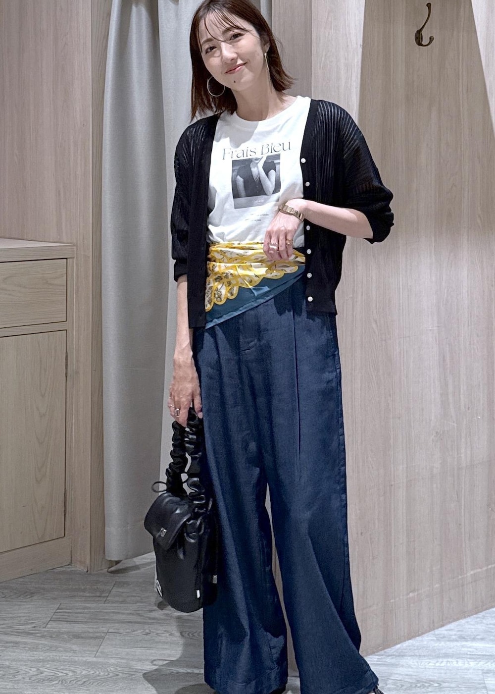 ブラック系のショルダーバッグ、ホワイト系のTシャツ/カットソー、ブラック系のパンプスを着用したレディースの夏コーディネートの5枚目の写真