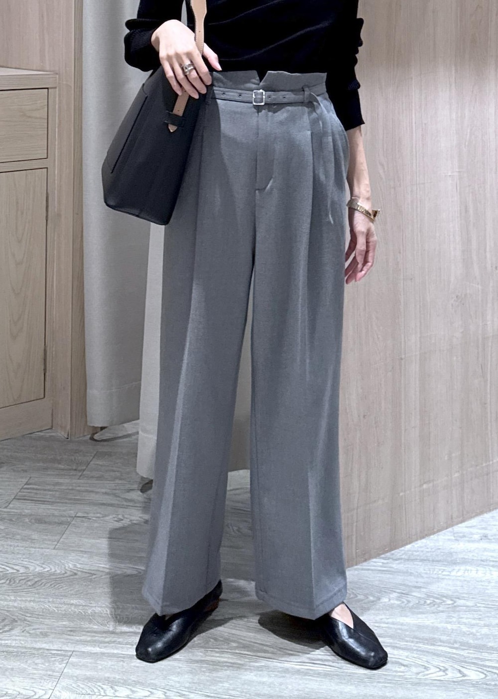 ブラック系のトートバッグ、グレー系のその他パンツ、ブラック系のニット/セーターを着用したレディースの冬コーディネートの4枚目の写真