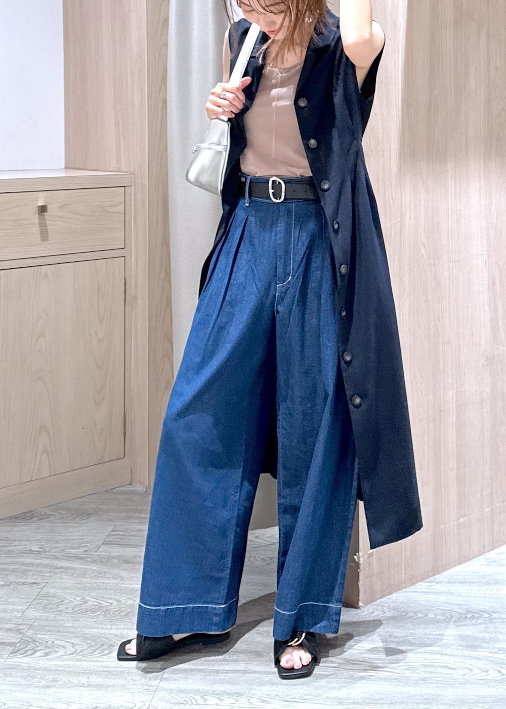 ベージュ系のキャミソール、ブルー系のデニムパンツ、ブルー系のワンピースを着用したレディースの夏コーディネートの6枚目の写真