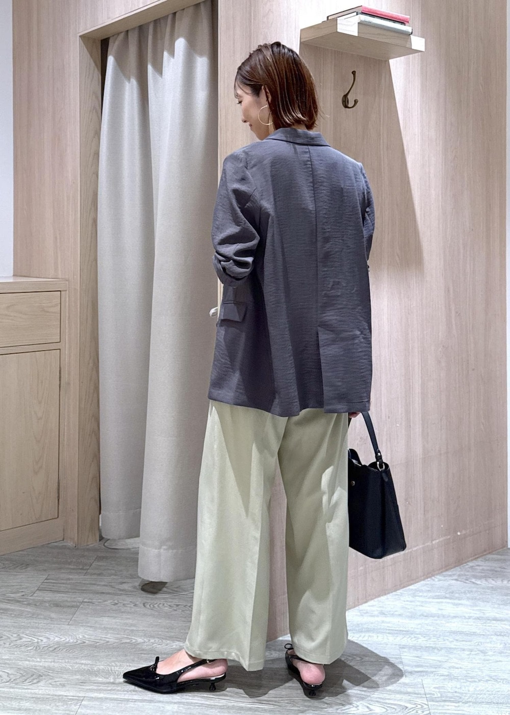 ブラック系のショルダーバッグ、ブラック系のキャミソール、ブラック系のパンプスを着用したレディースの夏コーディネートの3枚目の写真