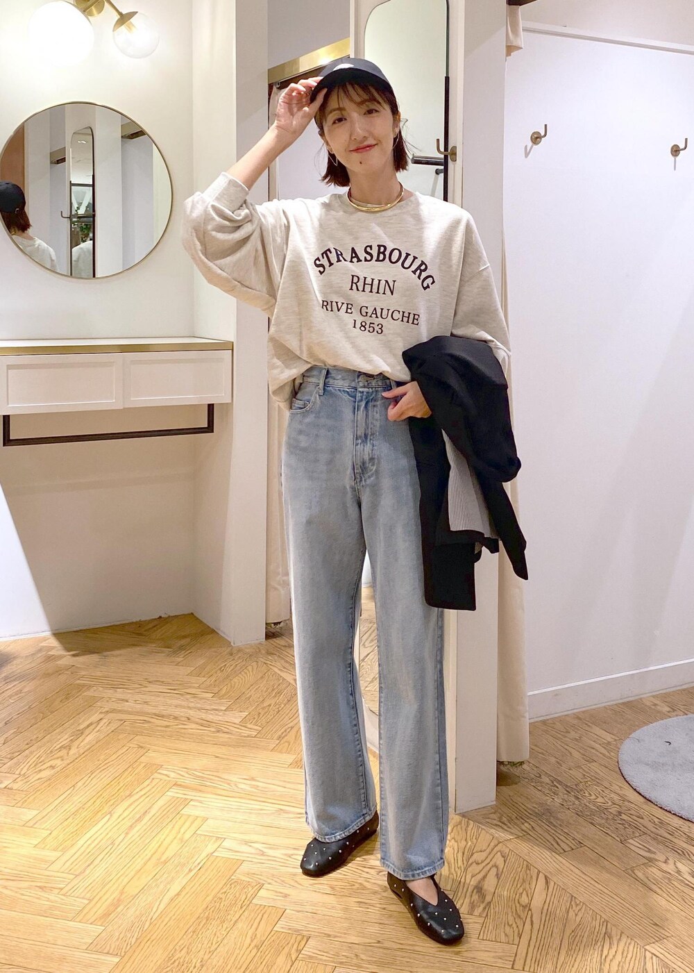 ブラック系のバレエシューズ、ホワイト系のスウェット、ブラック系のテーラードジャケットを着用したレディースの秋コーディネートの8枚目の写真