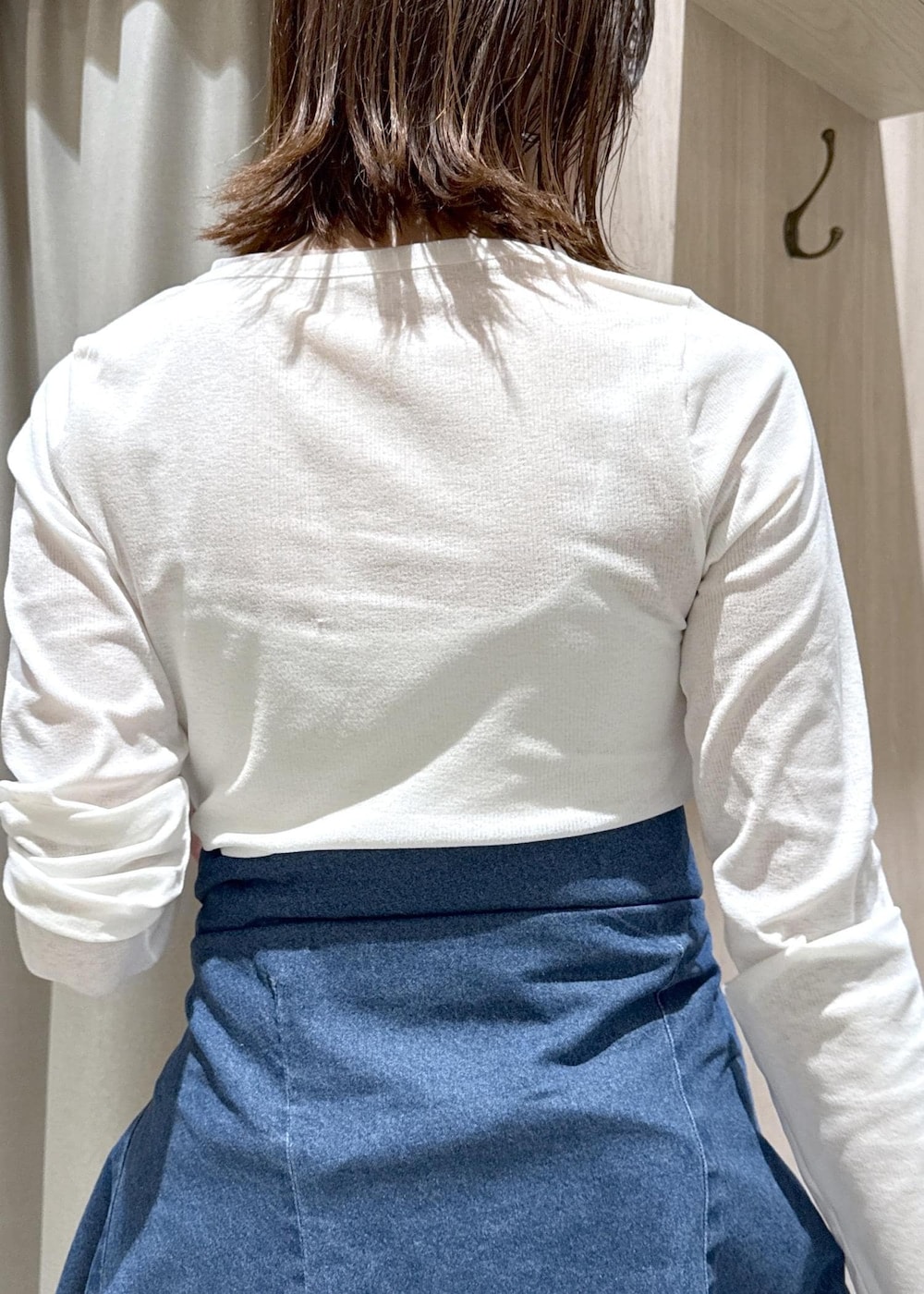 ホワイト系のTシャツ/カットソー、ブラウン系のスカート、ブルー系のシャツ/ブラウスを着用したレディースの秋コーディネートの10枚目の写真