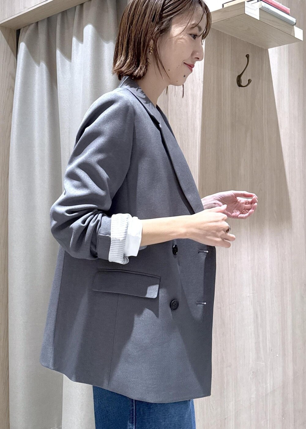 ブラック系のショルダーバッグ、グレー系のテーラードジャケット、ホワイト系のTシャツ/カットソーを着用したレディースの冬コーディネートの8枚目の写真