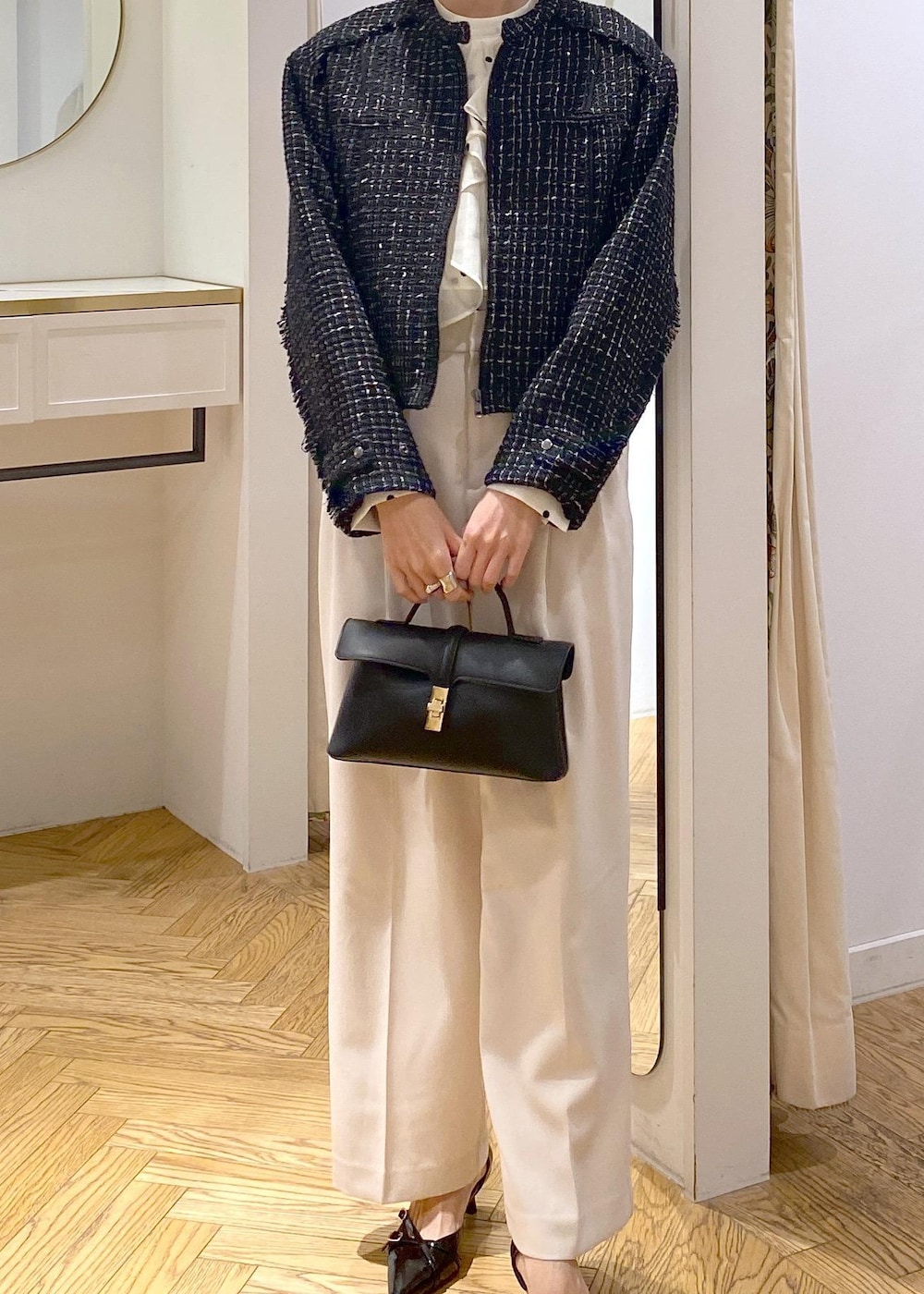 ブラック系のパンプス、ベージュ系のシャツ/ブラウス、ホワイト系のスラックスを着用したレディースの冬コーディネートの5枚目の写真