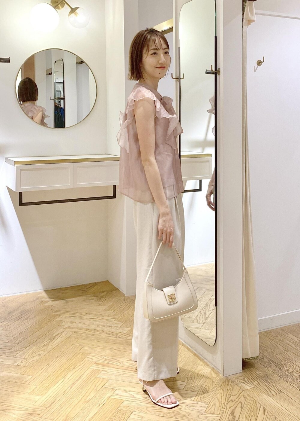 ホワイト系のサンダル、ホワイト系のキャミソール、ピンク系のシャツ/ブラウスを着用したレディースの春コーディネートの3枚目の写真