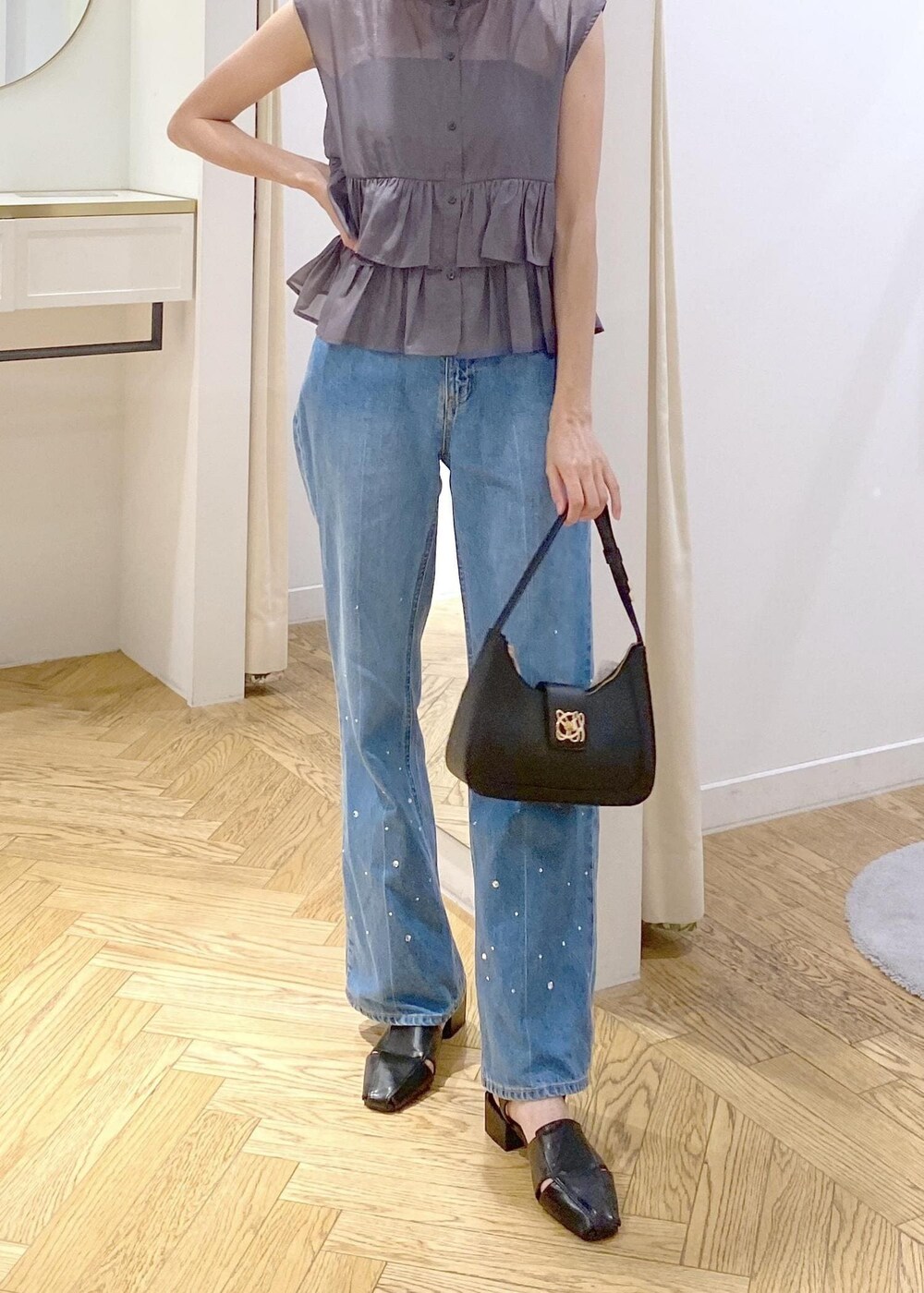 ブラック系のサンダル、ブラック系のキャミソール、グレー系のシャツ/ブラウスを着用したレディースの夏コーディネートの6枚目の写真