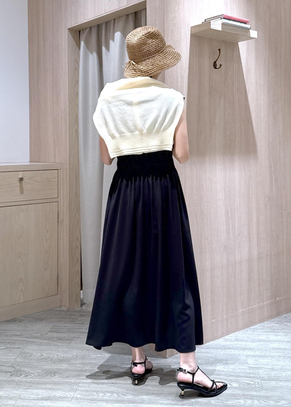 ブラック系のサンダル、ホワイト系のハンドバッグ、ホワイト系のカーディガン/ボレロを着用したレディースの春コーディネートの5枚目の写真