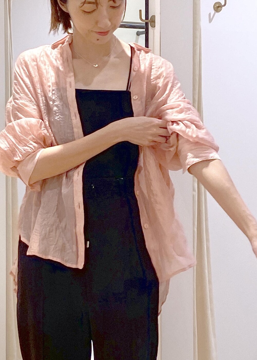 ブラック系のサンダル、ブラック系のスラックス、ブラック系のキャミソールを着用したレディースの夏コーディネートの5枚目の写真