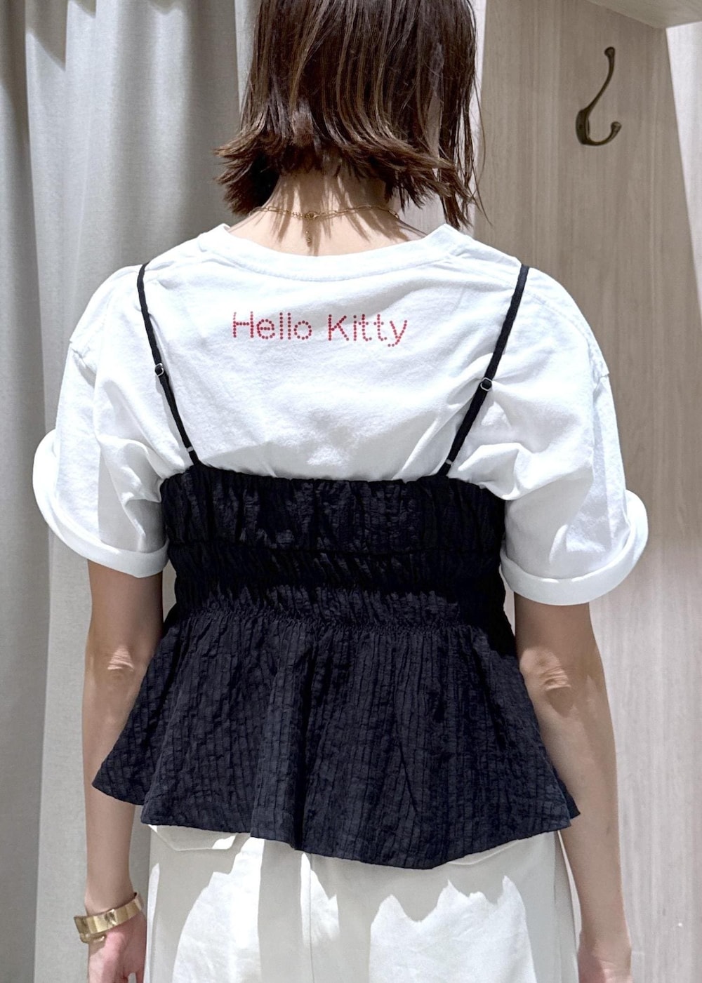ブラック系のショルダーバッグ、ホワイト系のその他パンツ、ブラック系のパンプスを着用したレディースの夏コーディネートの9枚目の写真