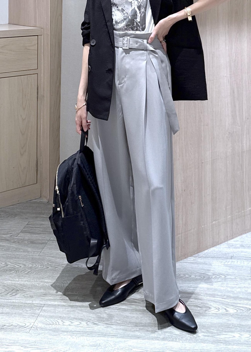 ホワイト系のTシャツ/カットソー、ブラック系のパンプス、ブラック系のバックパック/リュックを着用したレディースの春コーディネートの3枚目の写真